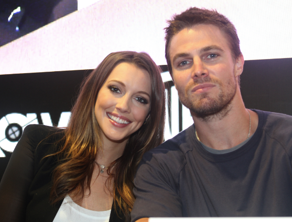 Katie Cassidy and Stephen Amell (© 2012 Warner Bros. Entertainment, Inc. All Rights Reserved.)