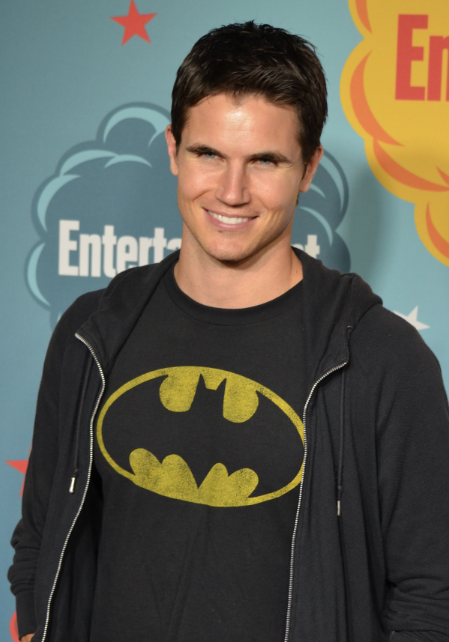 Robbie Amell (photo credit: Genevieve Collins)